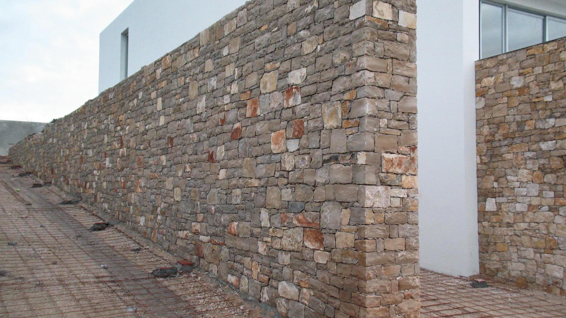 Muro de pedras irregulares